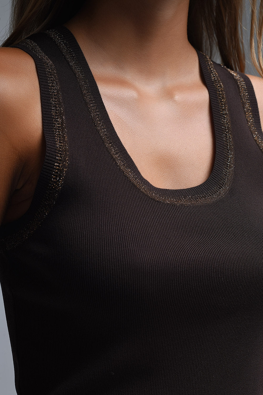 Top marrone senza maniche in maglia con finiture metalliche
