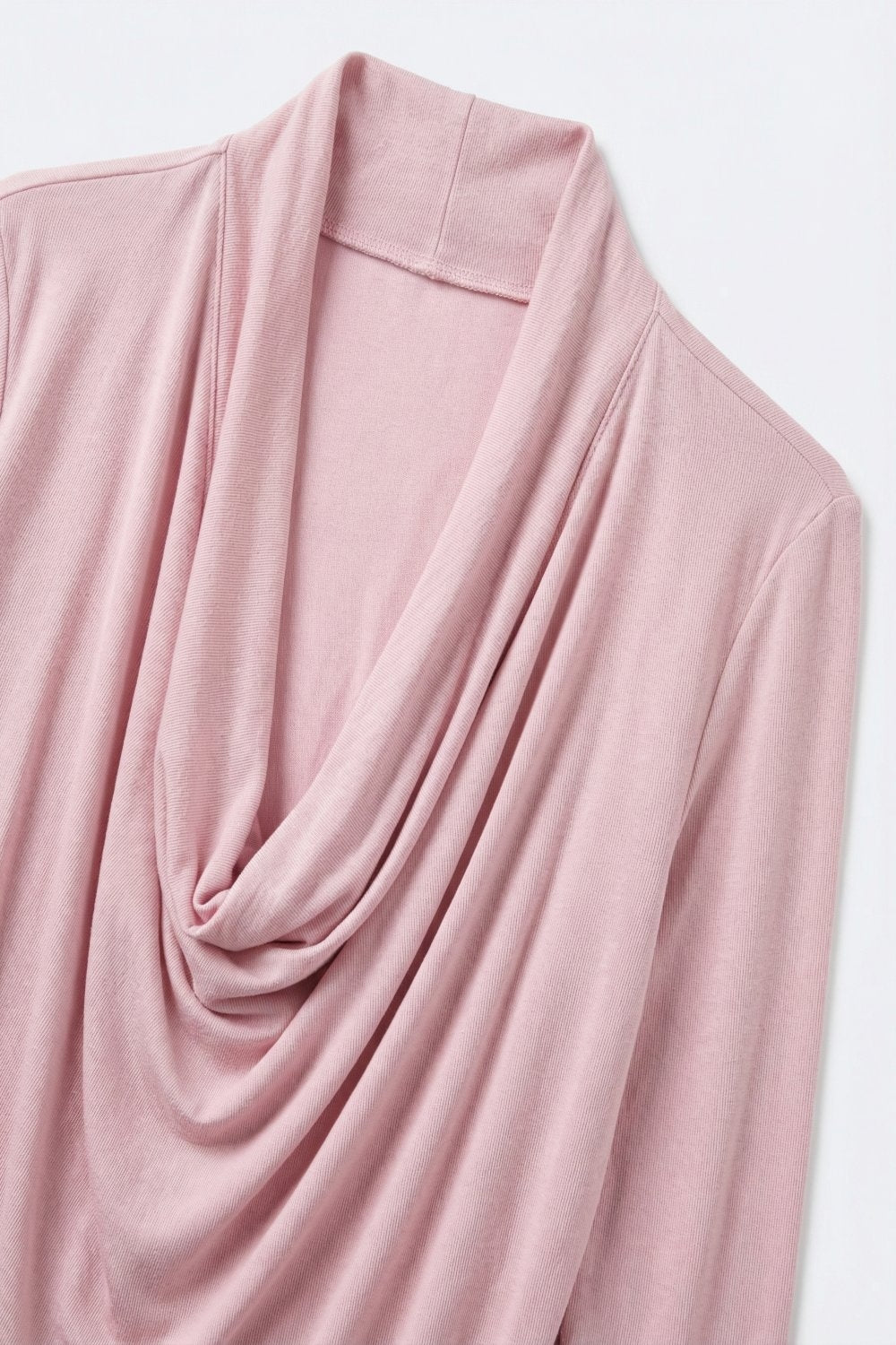 Top rosa a manica tre quarti con drappeggio frontale e tessuto leggero