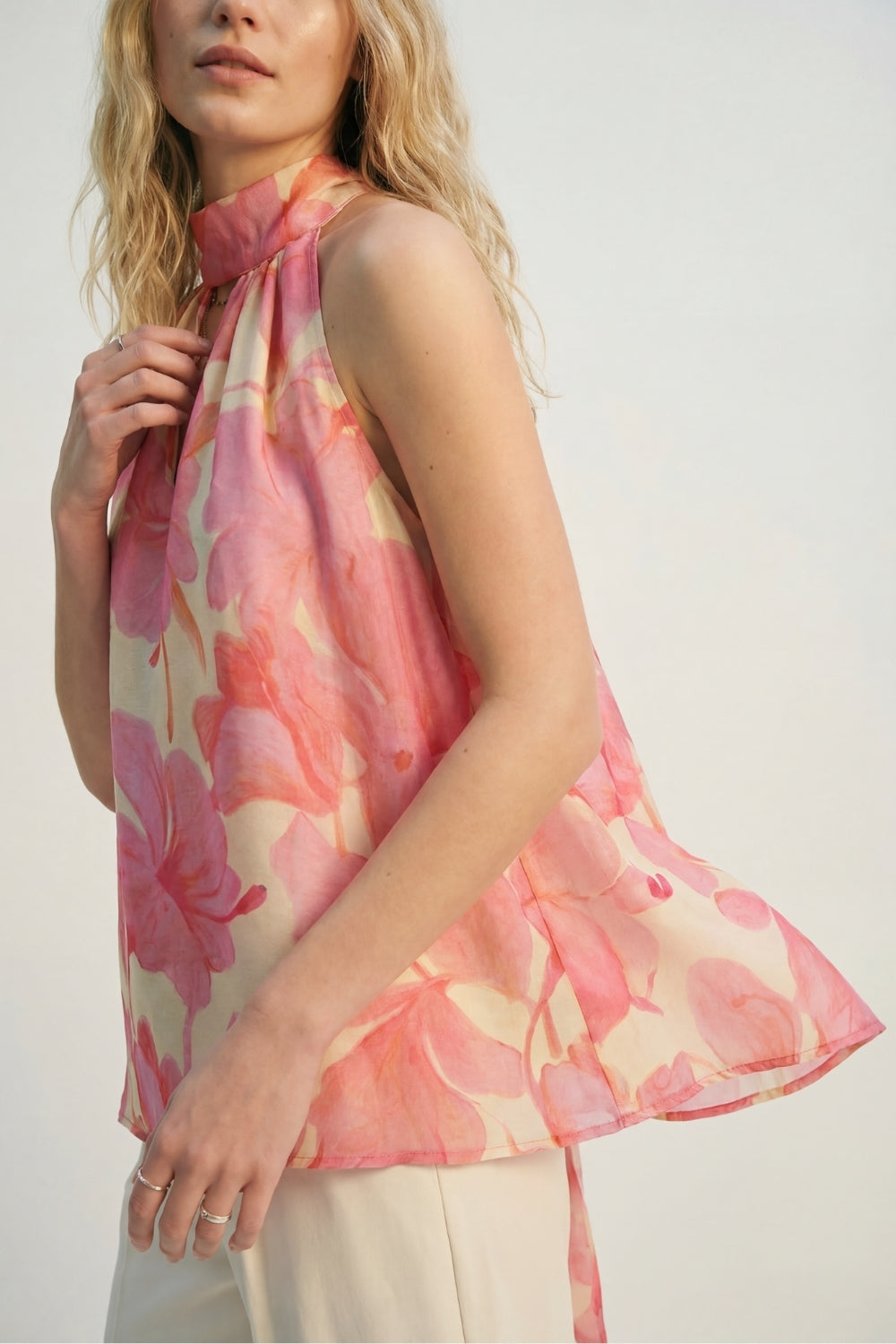 Top rosa in chiffon morbido e floreale