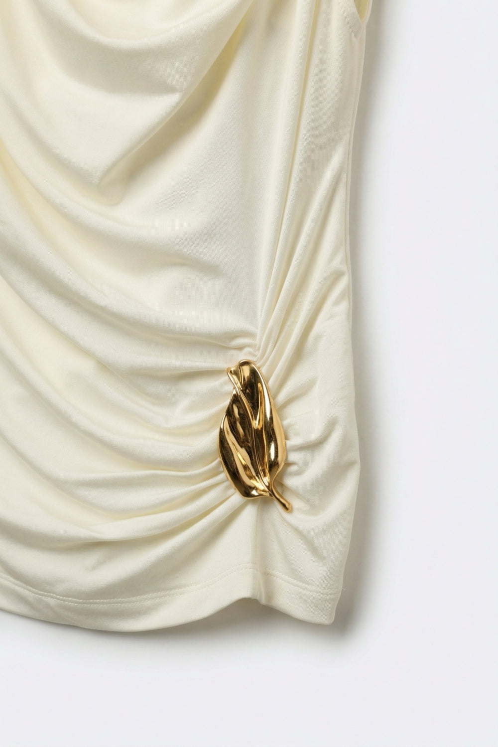 Top Senza Maniche Drappeggiato Crema Con Decorazione in Metallo Dorato