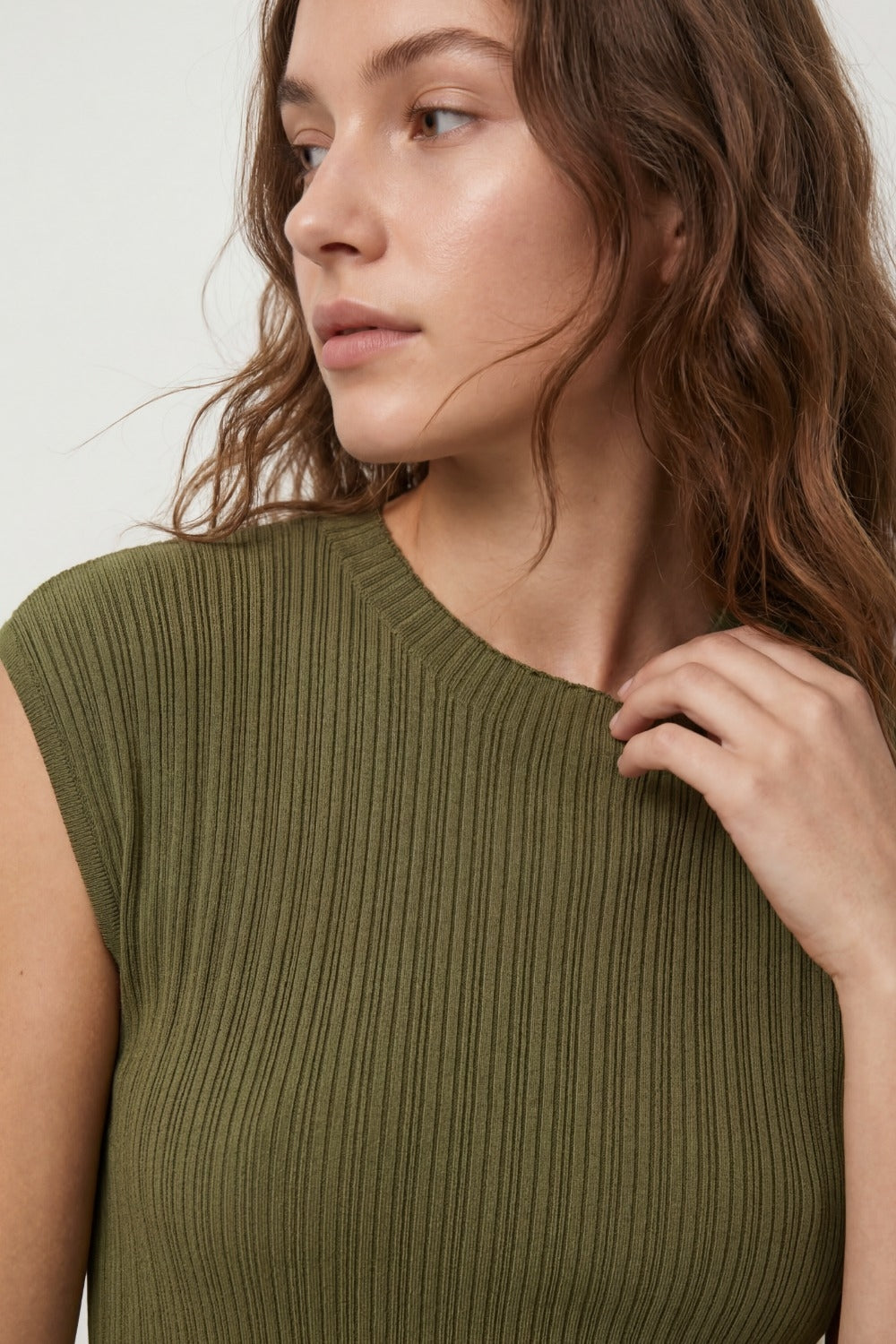 top senza maniche in maglia a coste fine di colore verde oliva