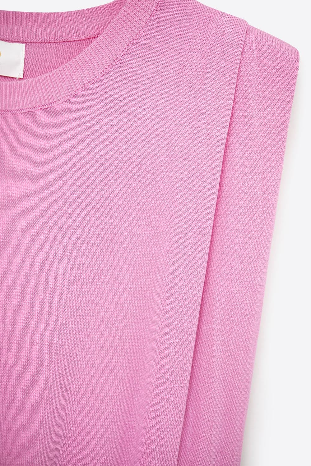 Top senza maniche in maglia con drappeggio sulle spalle in fucsia