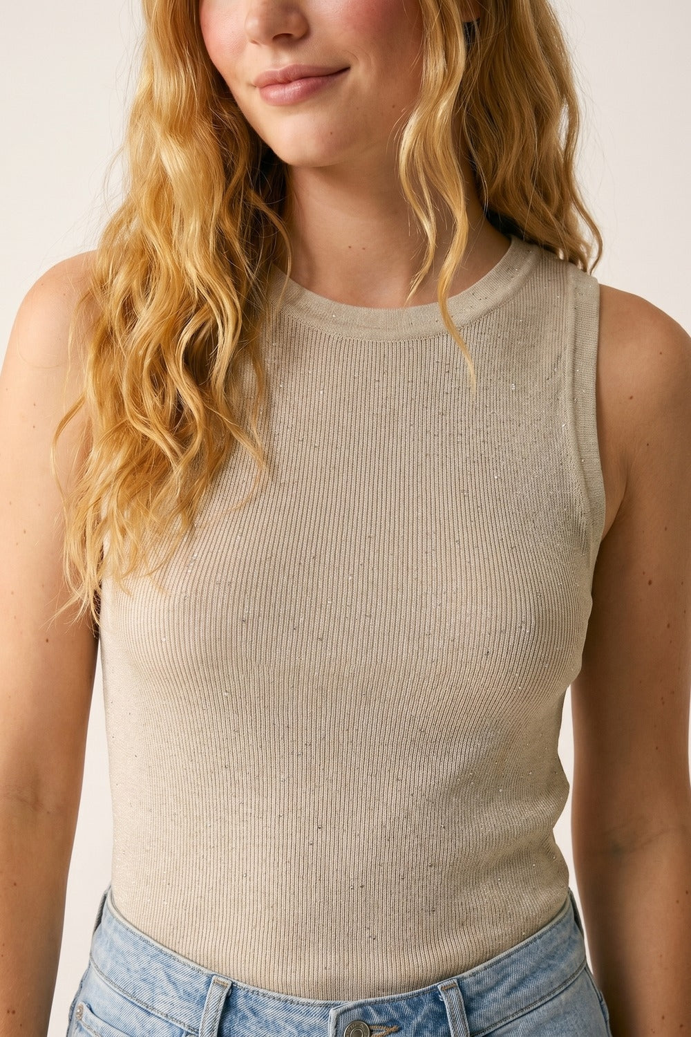 Top senza maniche in maglia fine beige con sottili glitter