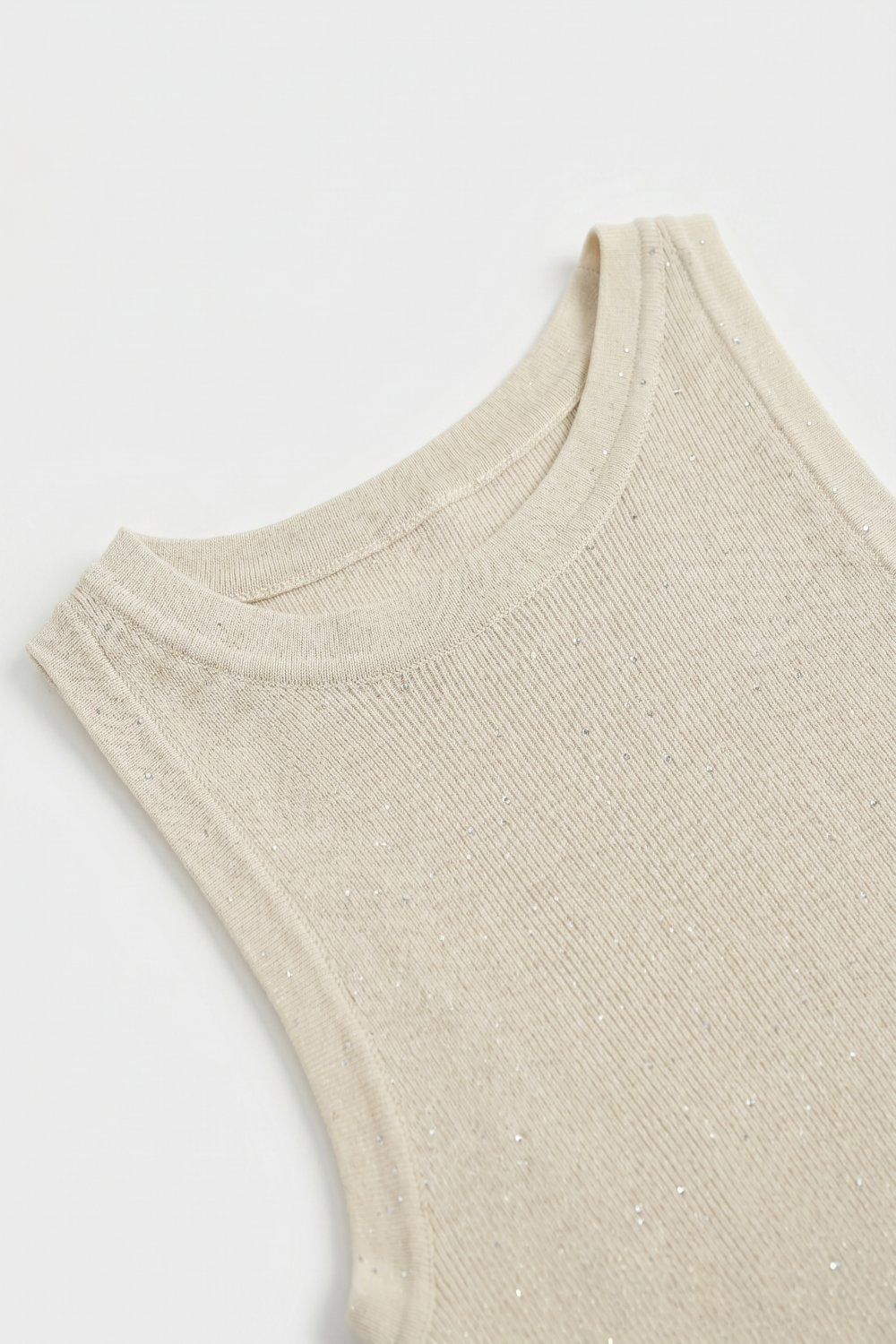 Top senza maniche in maglia fine beige con sottili glitter