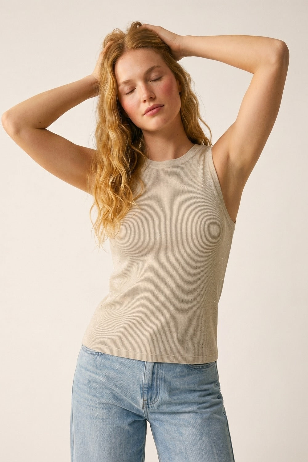 Top senza maniche in maglia fine beige con sottili glitter