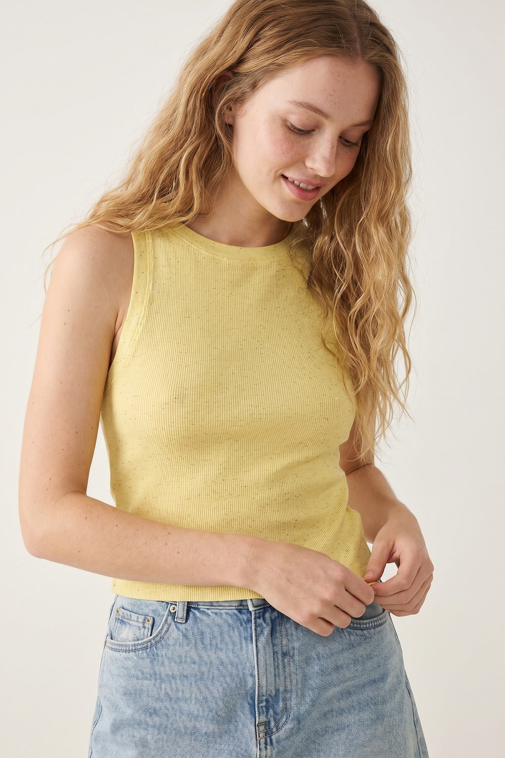 Top senza maniche in maglia fine gialla maculata