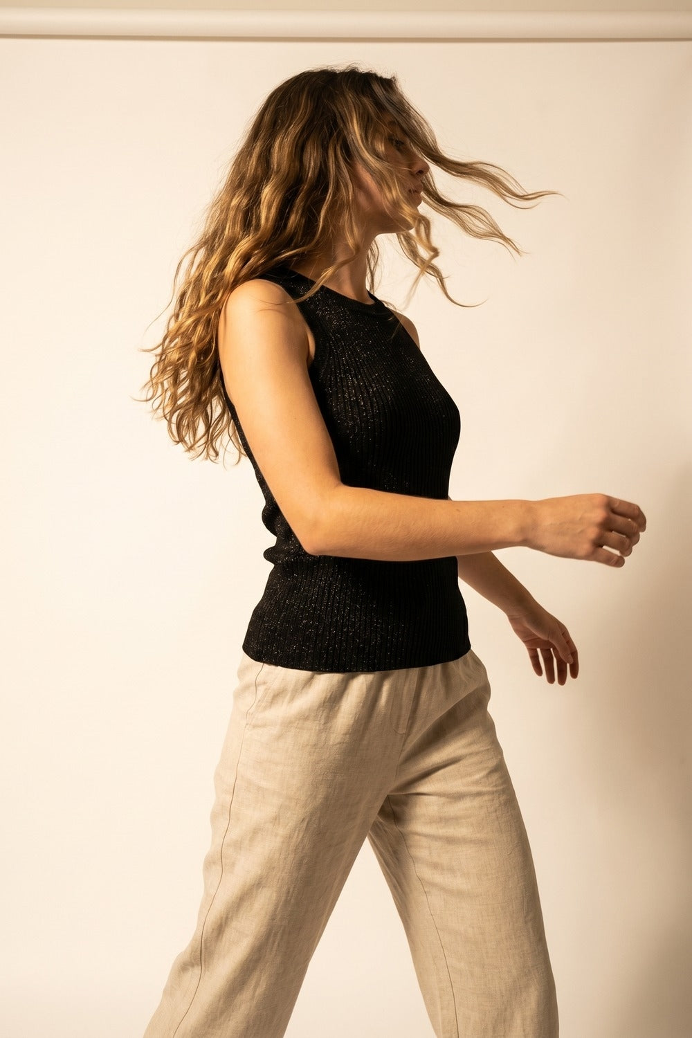 Top senza maniche in maglia fine glitterata nera