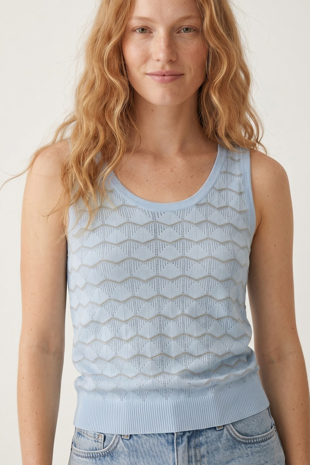Top senza maniche in maglia traforata a chevron azzurro