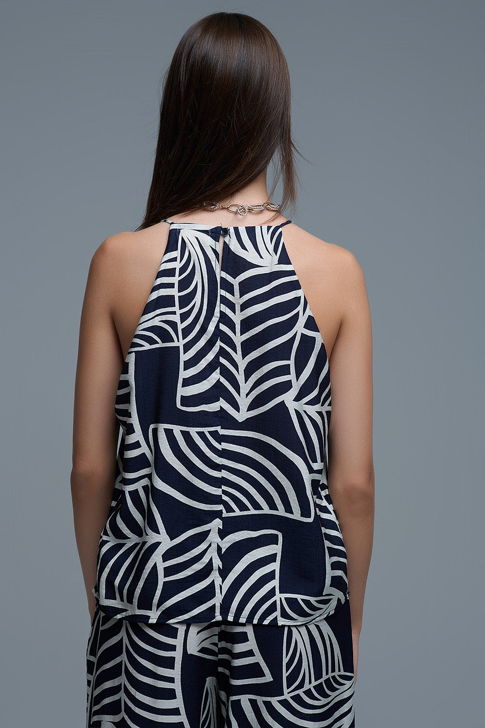 Top senza maniche navy e bianco con stampa a foglie bianche