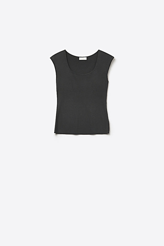 Q2 Top Smanicato Nero in Maglia Elasticizzata con Scollo Tondo