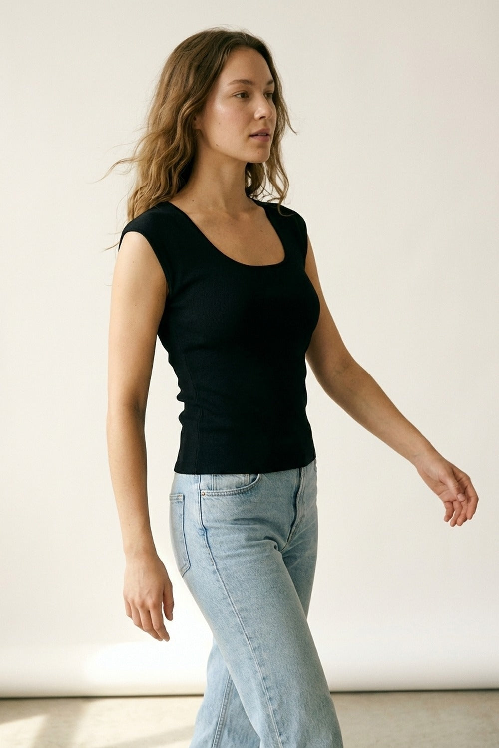Top Smanicato Nero in Maglia Elasticizzata con Scollo Tondo