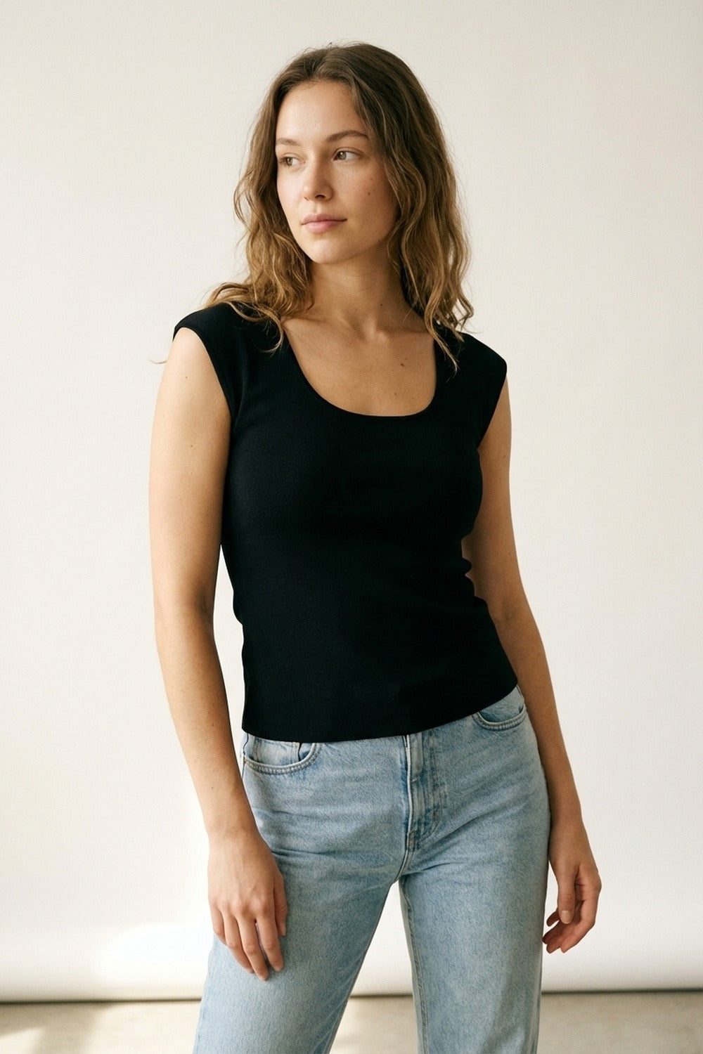 Top Smanicato Nero in Maglia Elasticizzata con Scollo Tondo