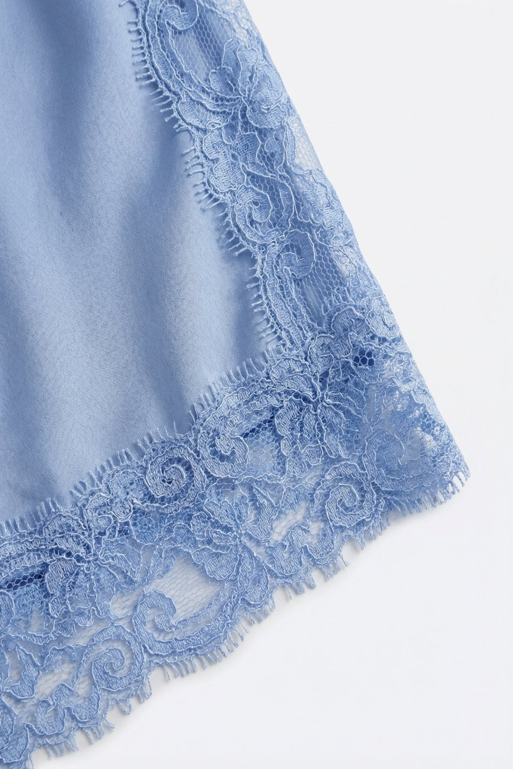 Top sottoveste in raso con bordo in pizzo azzurro chiaro