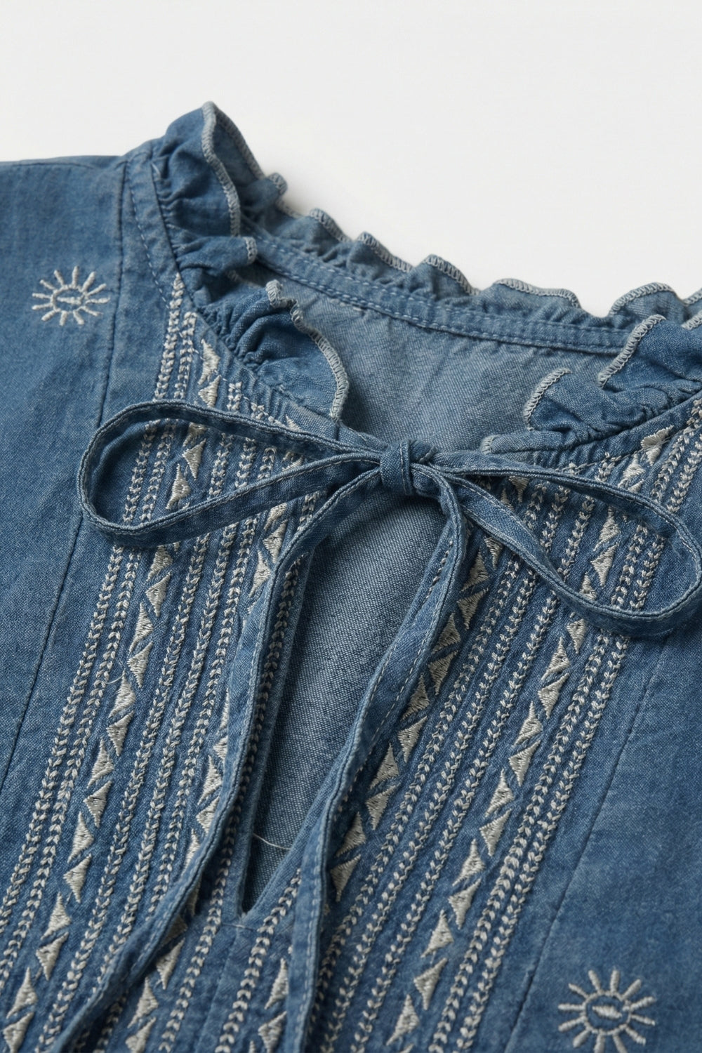 Tunica in denim ricamata con scollo a balze e cravatta sul davanti
