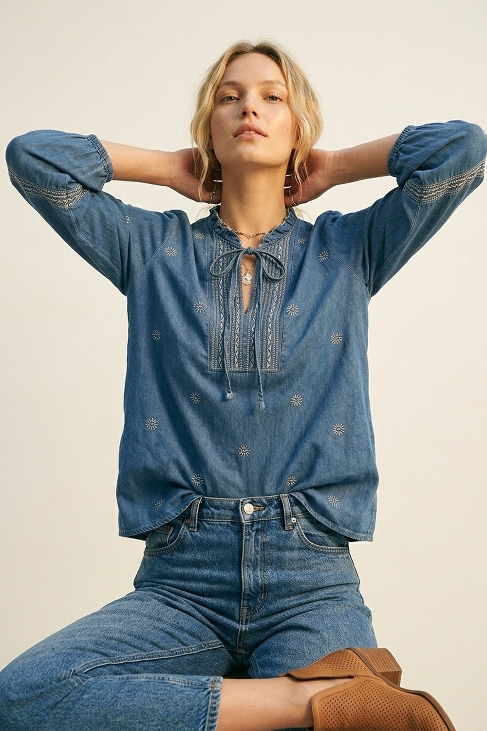 Q2 Tunica in denim ricamata con scollo a balze e cravatta sul davanti