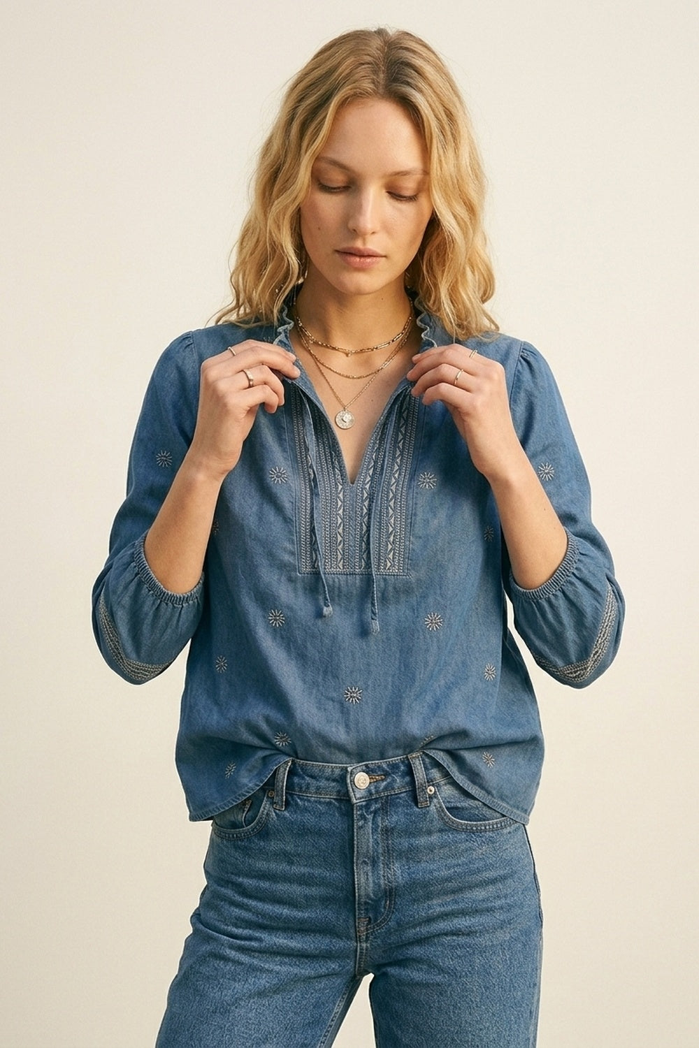 Tunica in denim ricamata con scollo a balze e cravatta sul davanti