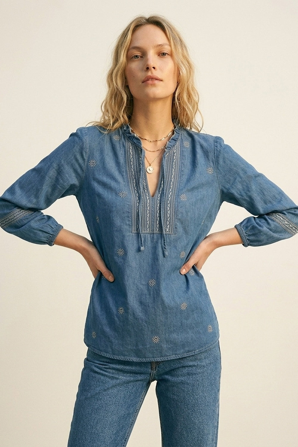 Tunica in denim ricamata con scollo a balze e cravatta sul davanti