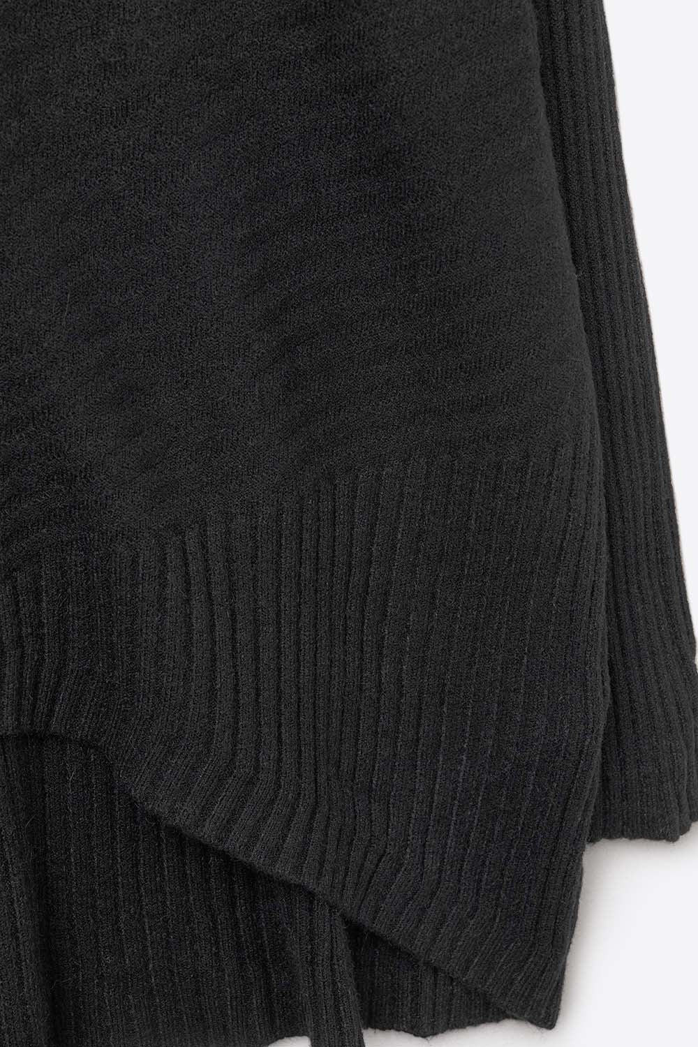 Tunica nera in maglia a coste asimmetrica