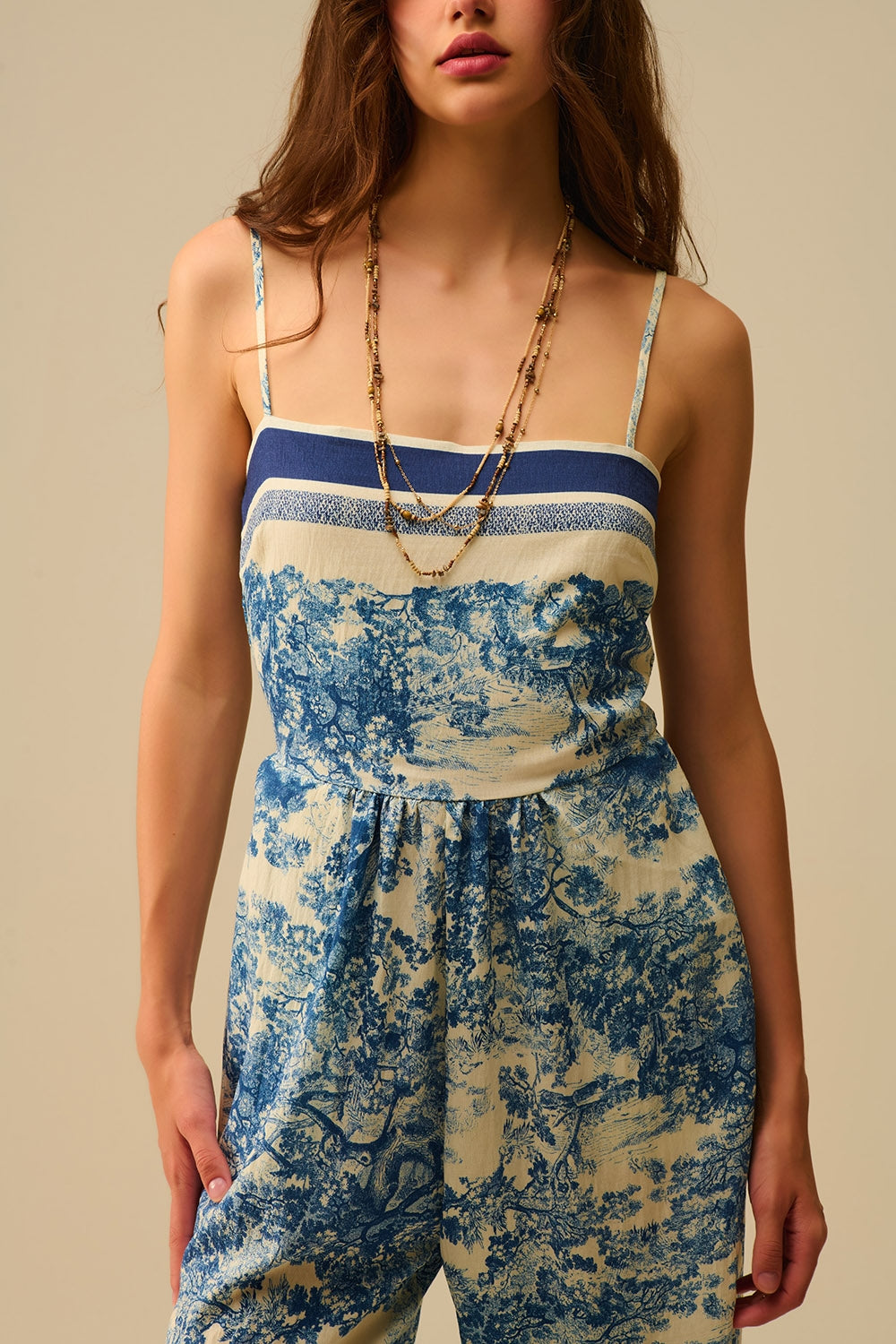 Tuta con stampa Toile de Jouy e spalline sottili
