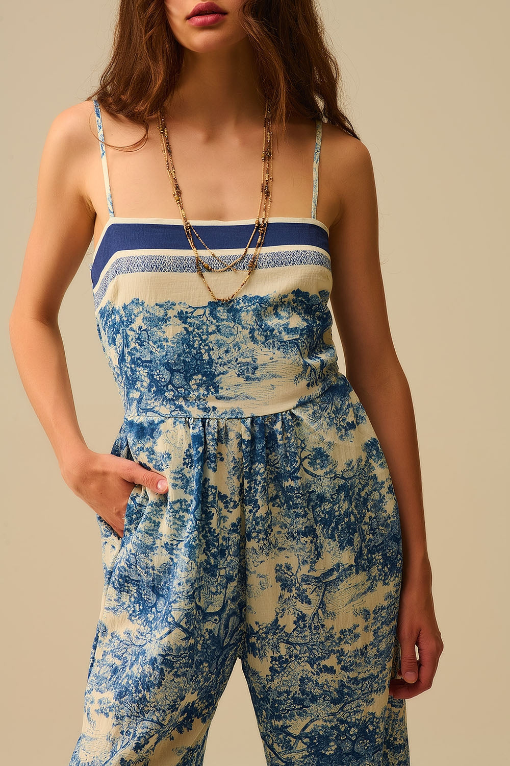 Tuta con stampa Toile de Jouy e spalline sottili