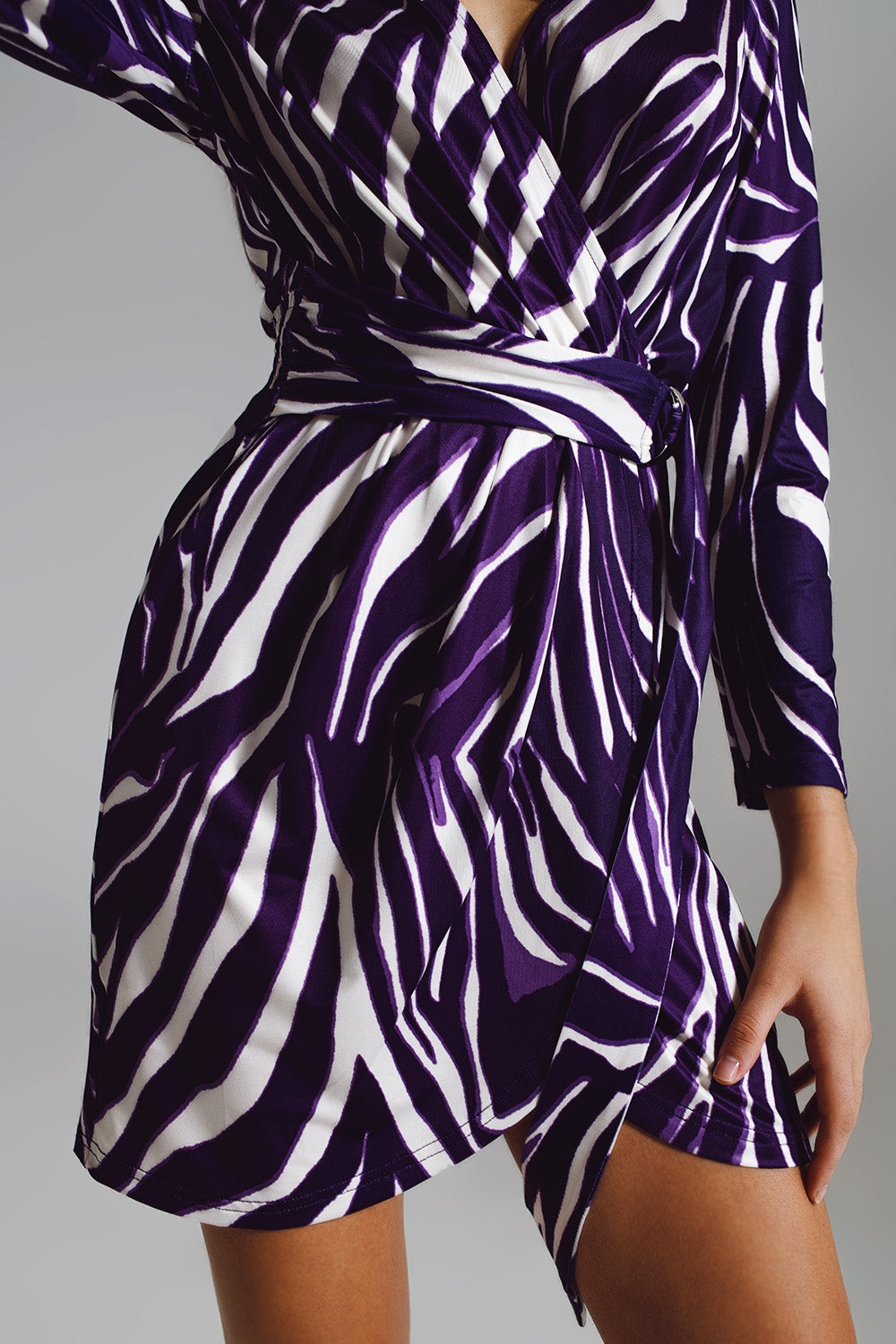 Vestito a maniche lunghe con cintura a stampa zebra crema e viola