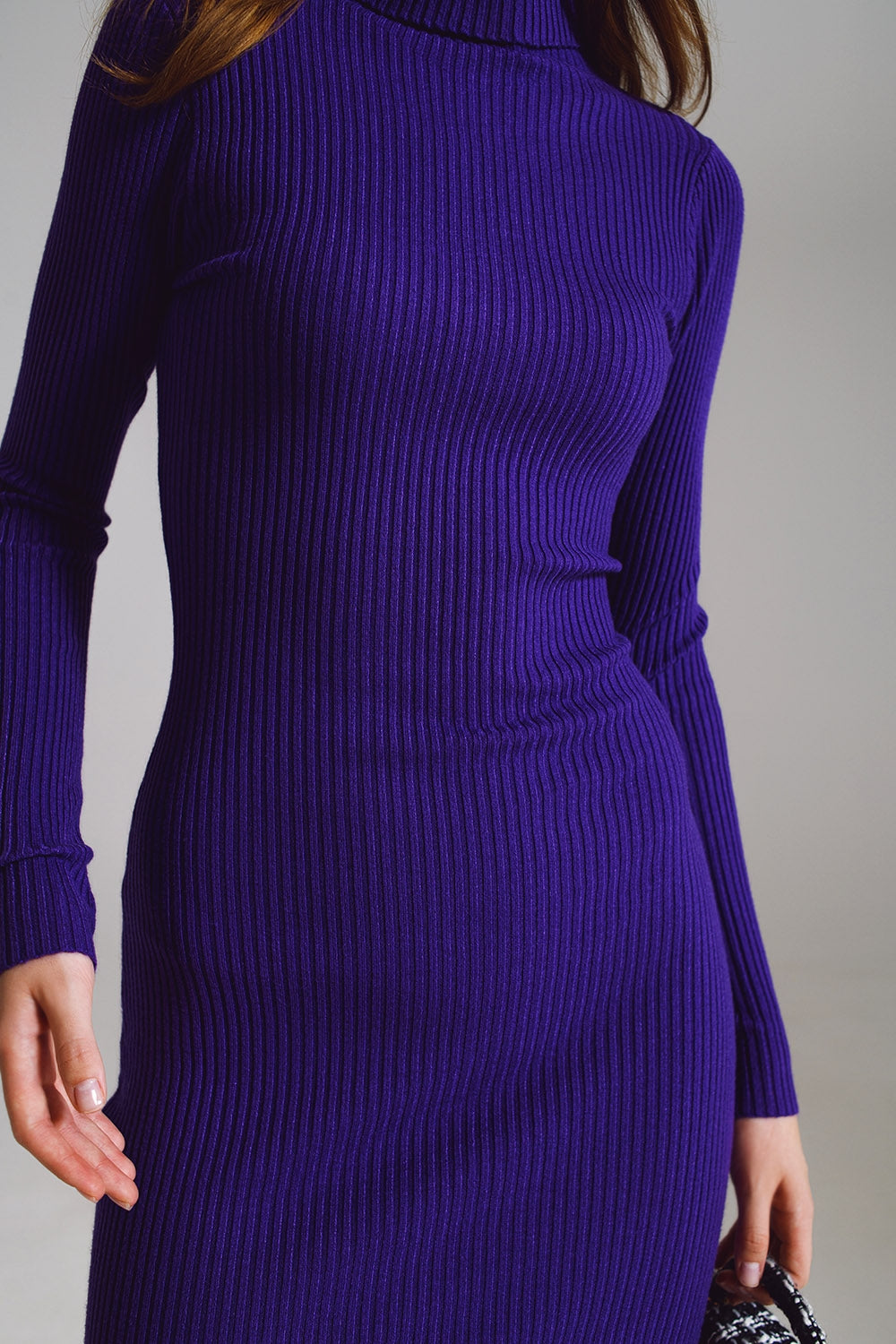 Vestito midi attillato in maglia con collo alto viola