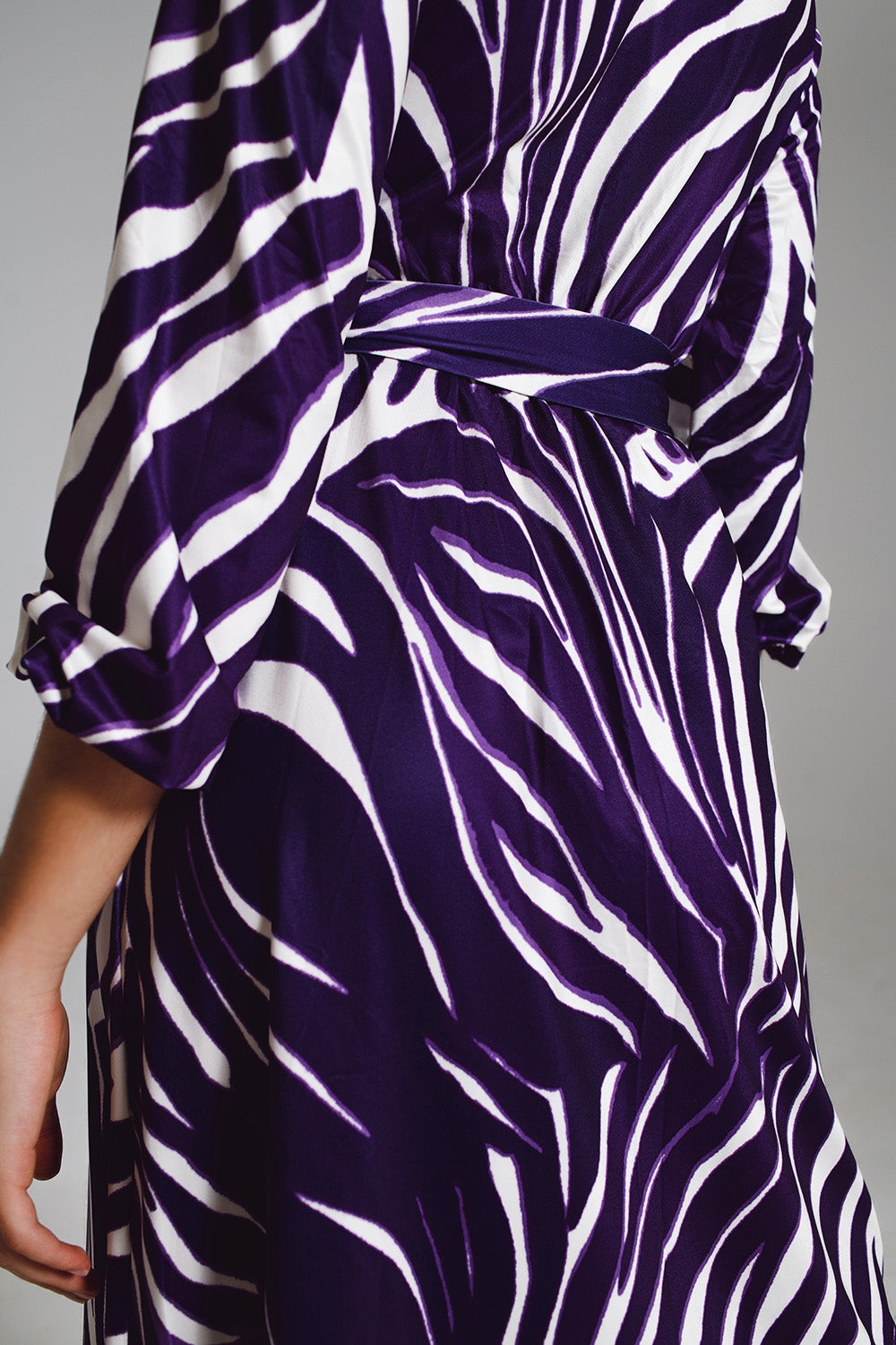 Vestito midi avvolgente con cintura in stampa zebra viola e crema