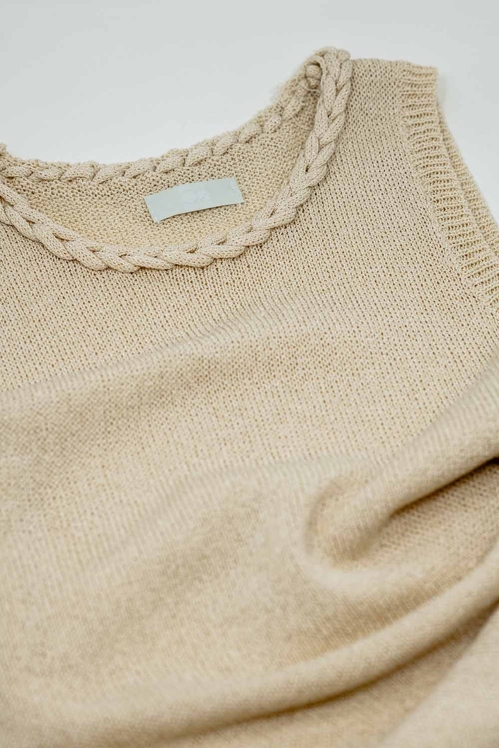Vestito midi in maglia con dettaglio a trecce di colore beige