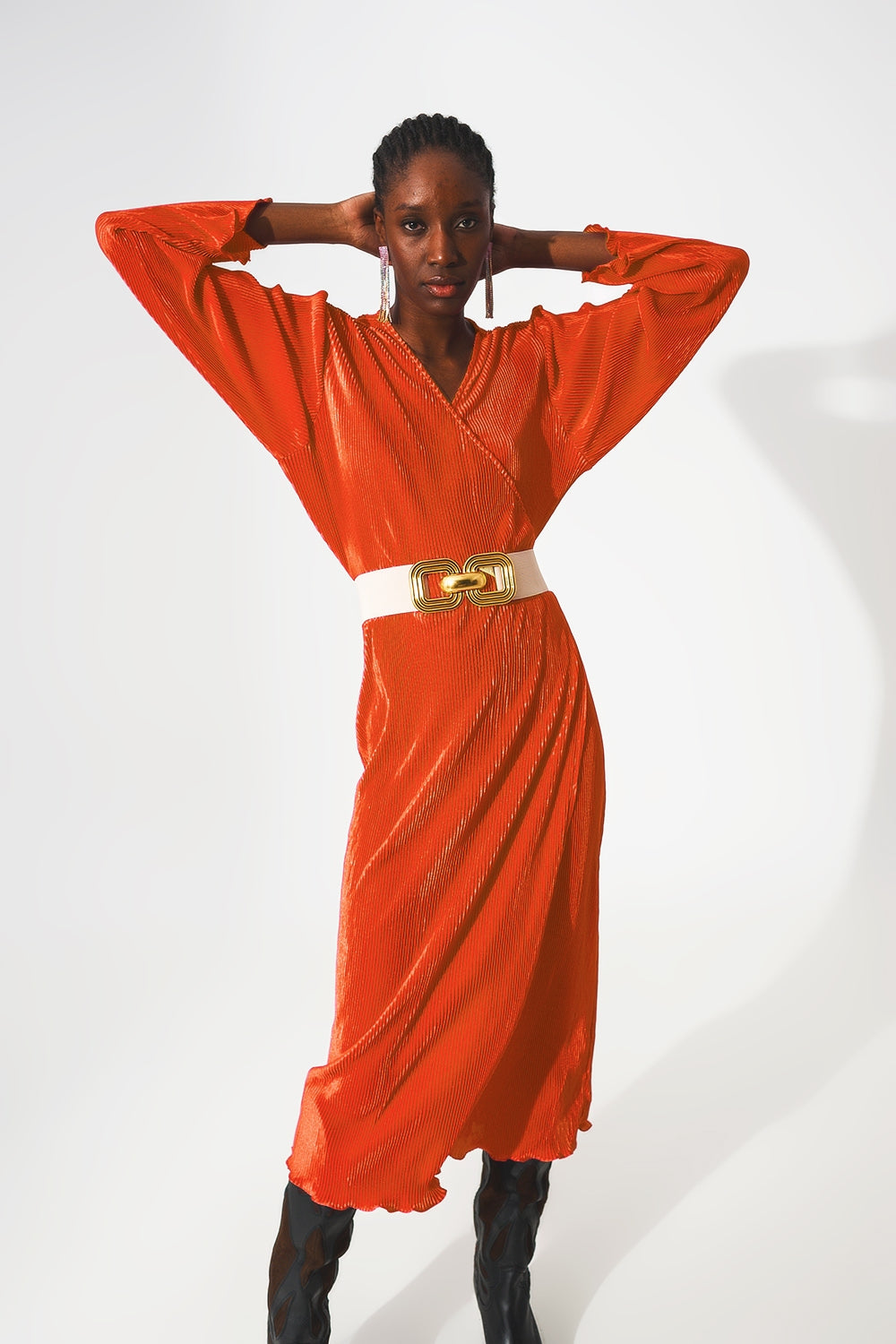 Vestito plissé in raso arancio e taglio a portafoglio