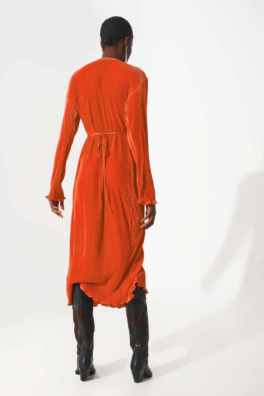 Vestito plissé in raso arancio e taglio a portafoglio