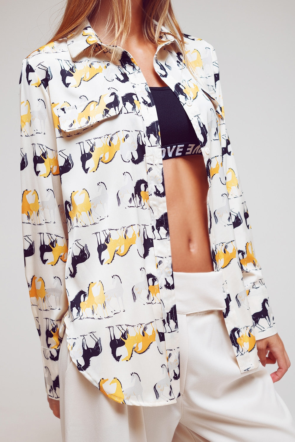 blusa color panna con stampa di cavalli