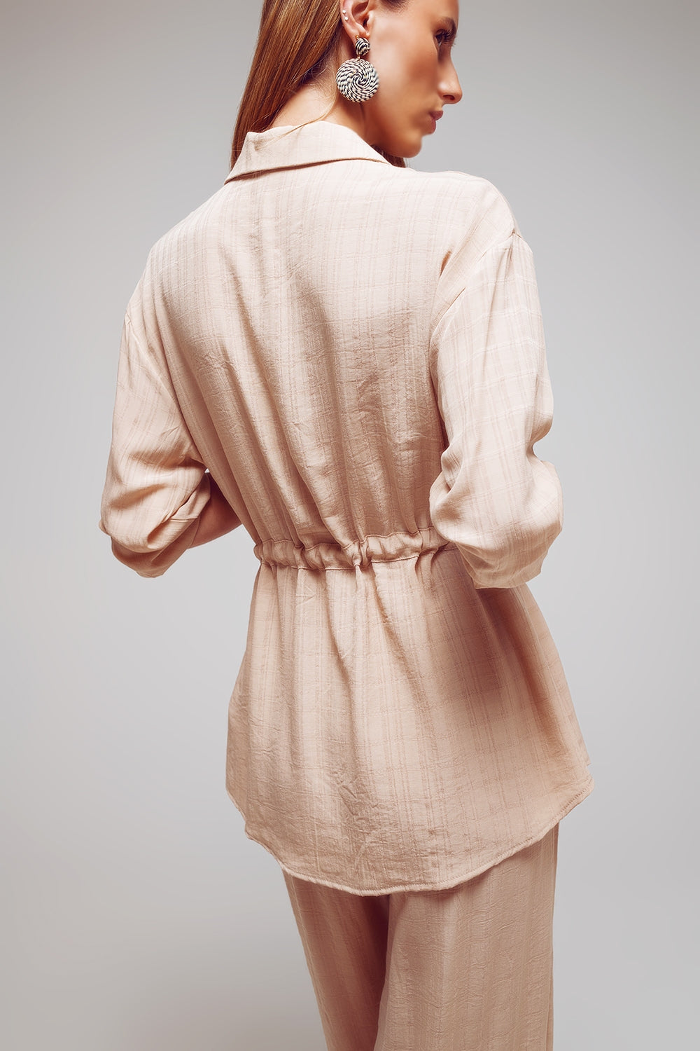 Camicia beige a maniche lunghe con cintura in vita