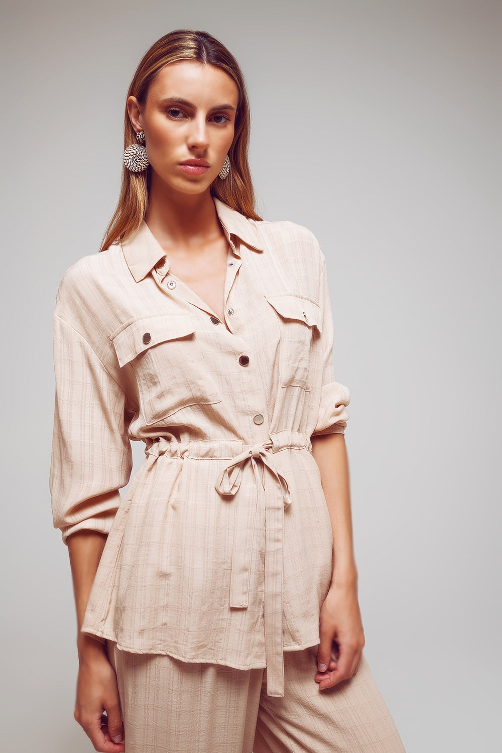 Camicia beige a maniche lunghe con cintura in vita