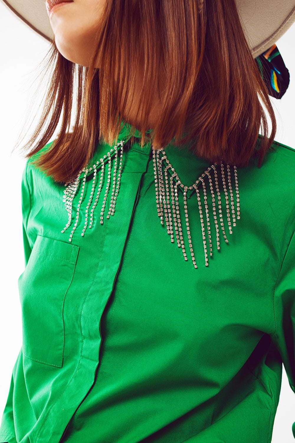 Camicia con collo di perline e strass in verde