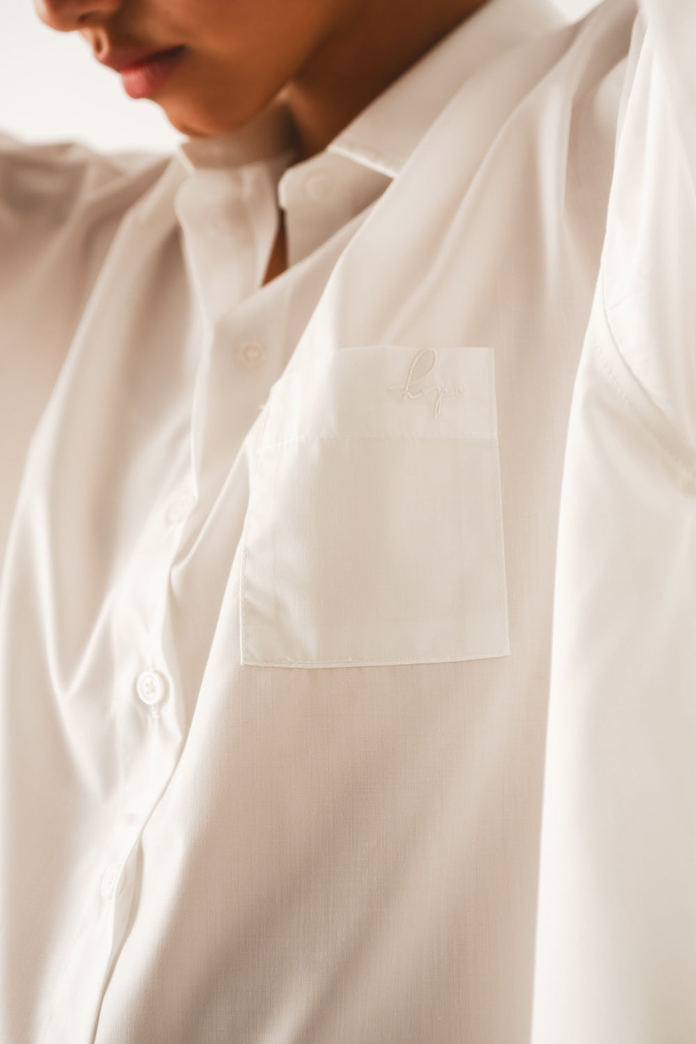 Camicia in popeline crema con maniche voluminose