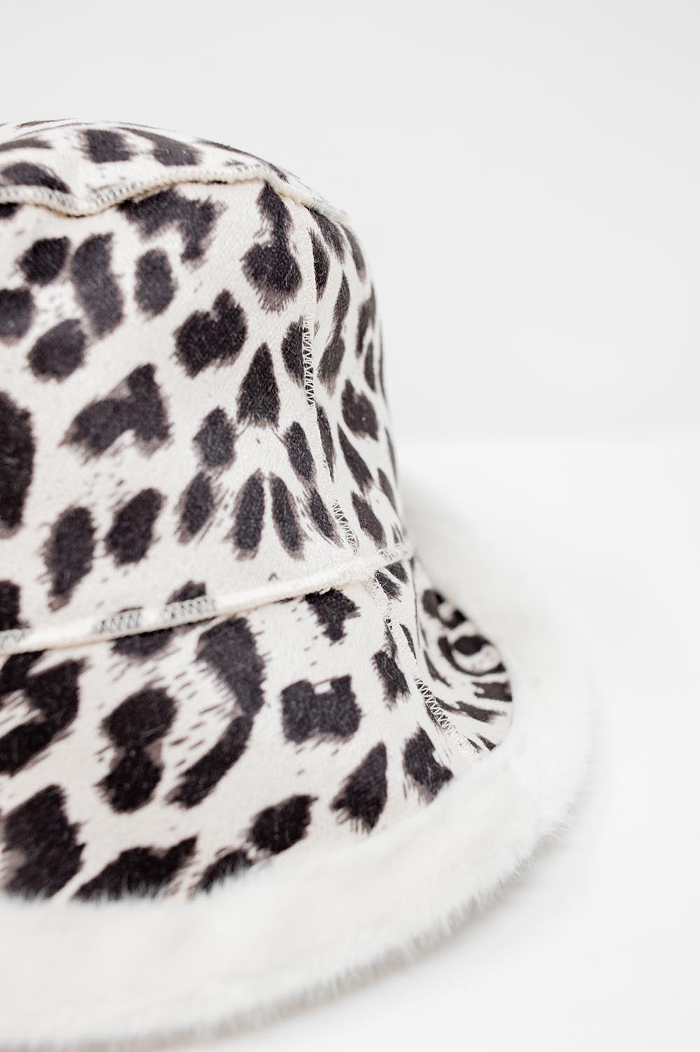 Cappellino bucket leopardato reversibile ecru