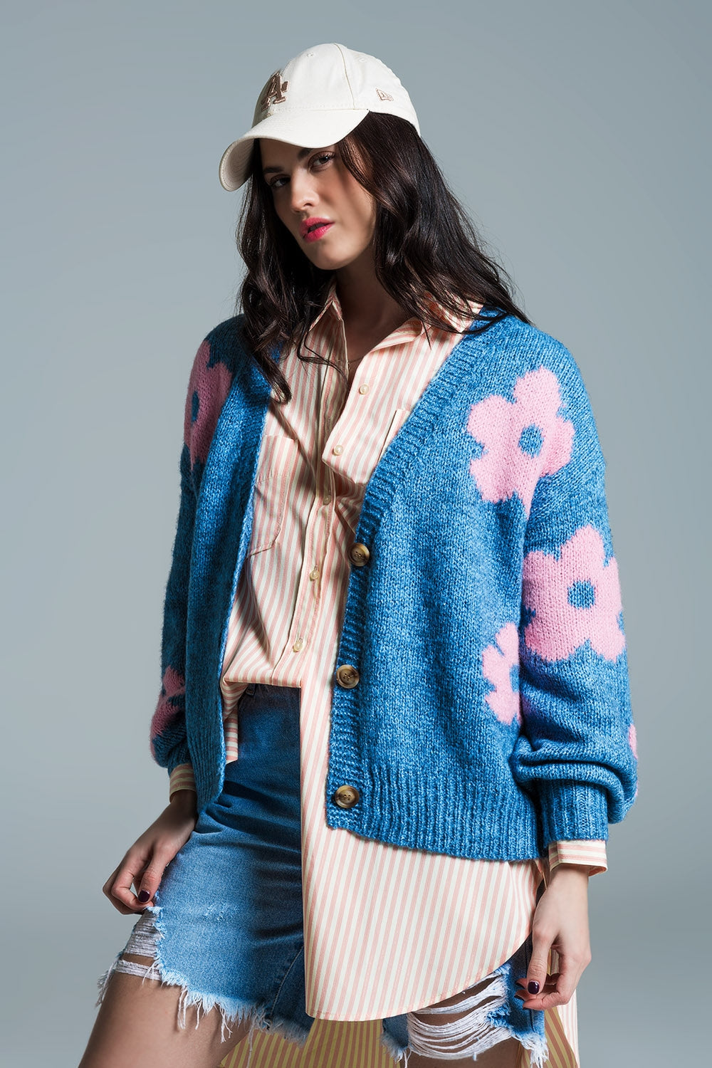 Q2 Cardigan blu con fiori rosa e ampio scollo a V