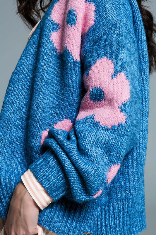 Cardigan blu con fiori rosa e ampio scollo a V