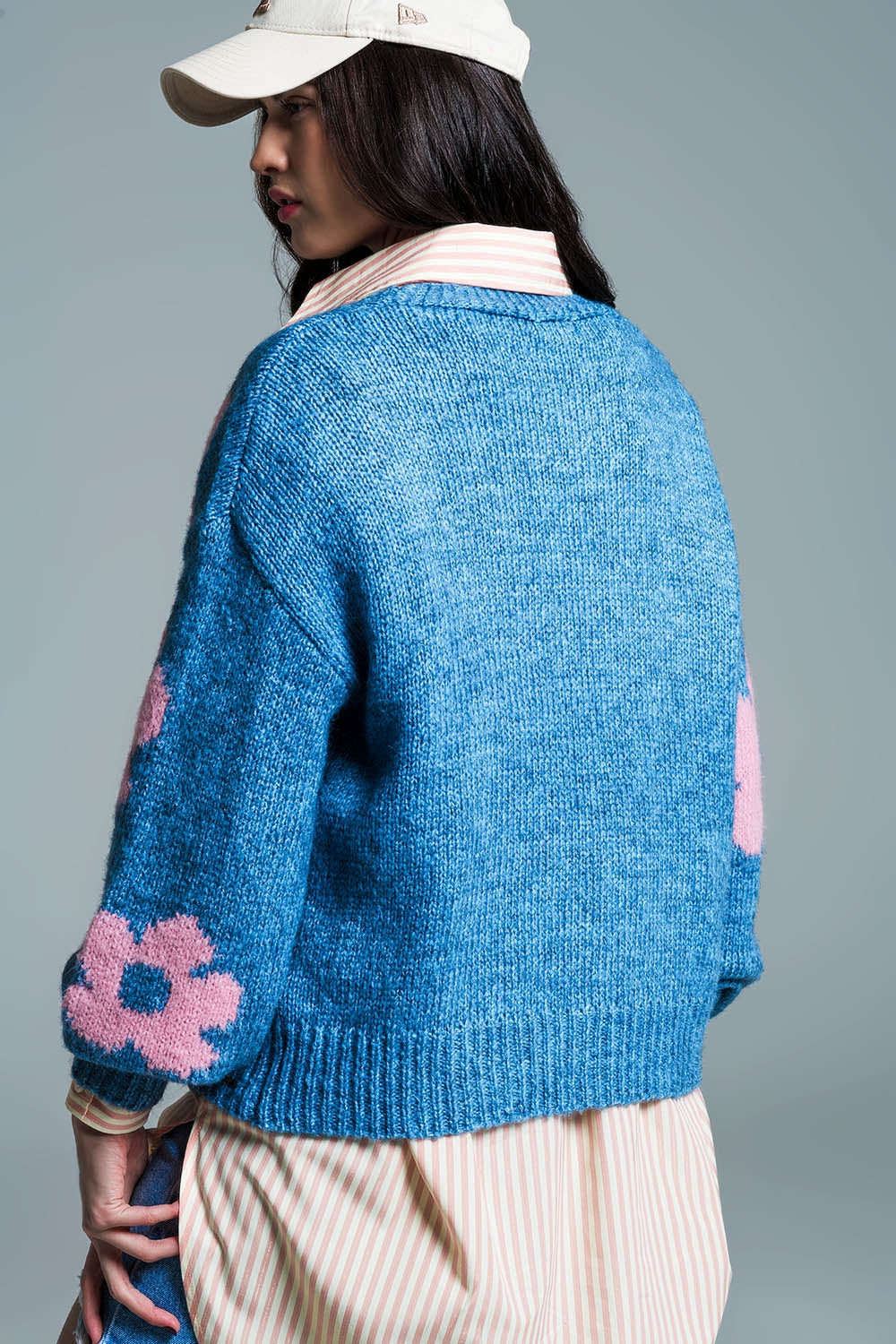 Cardigan blu con fiori rosa e ampio scollo a V