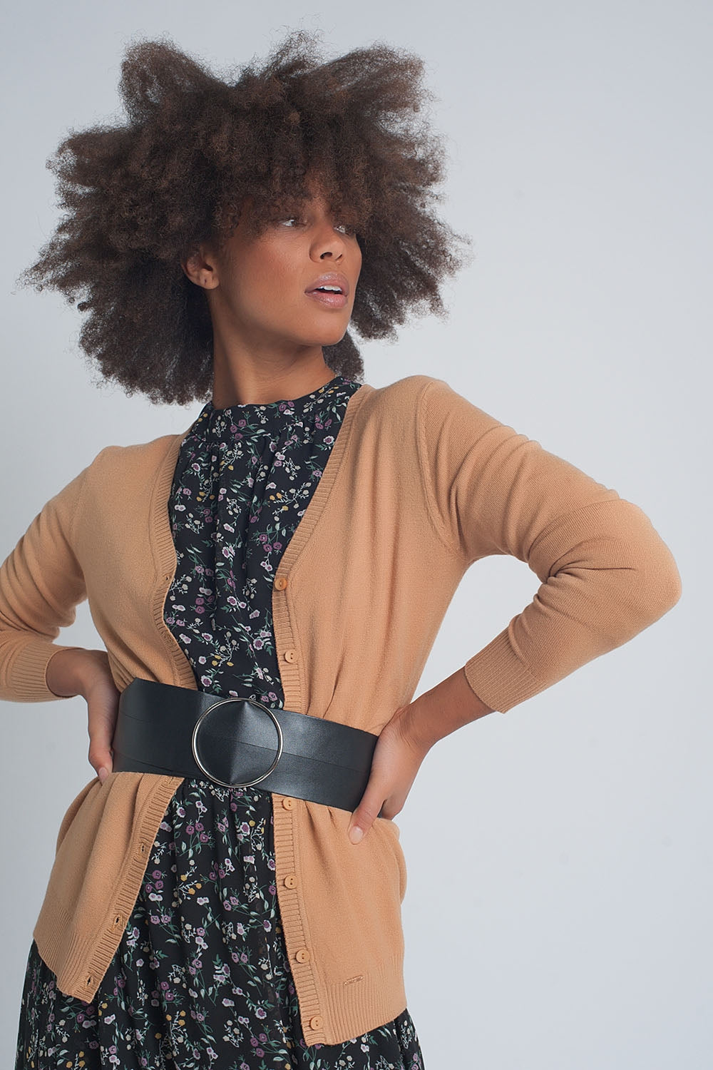 Q2 Cardigan corto in maglia cammello con bottoni anteriori