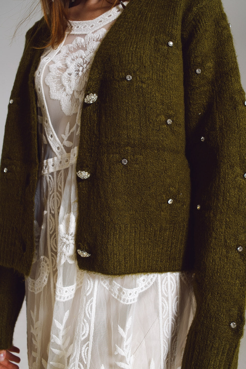 Cardigan marrone con fiori lavorati a maglia e dettagli decorati in verde militare