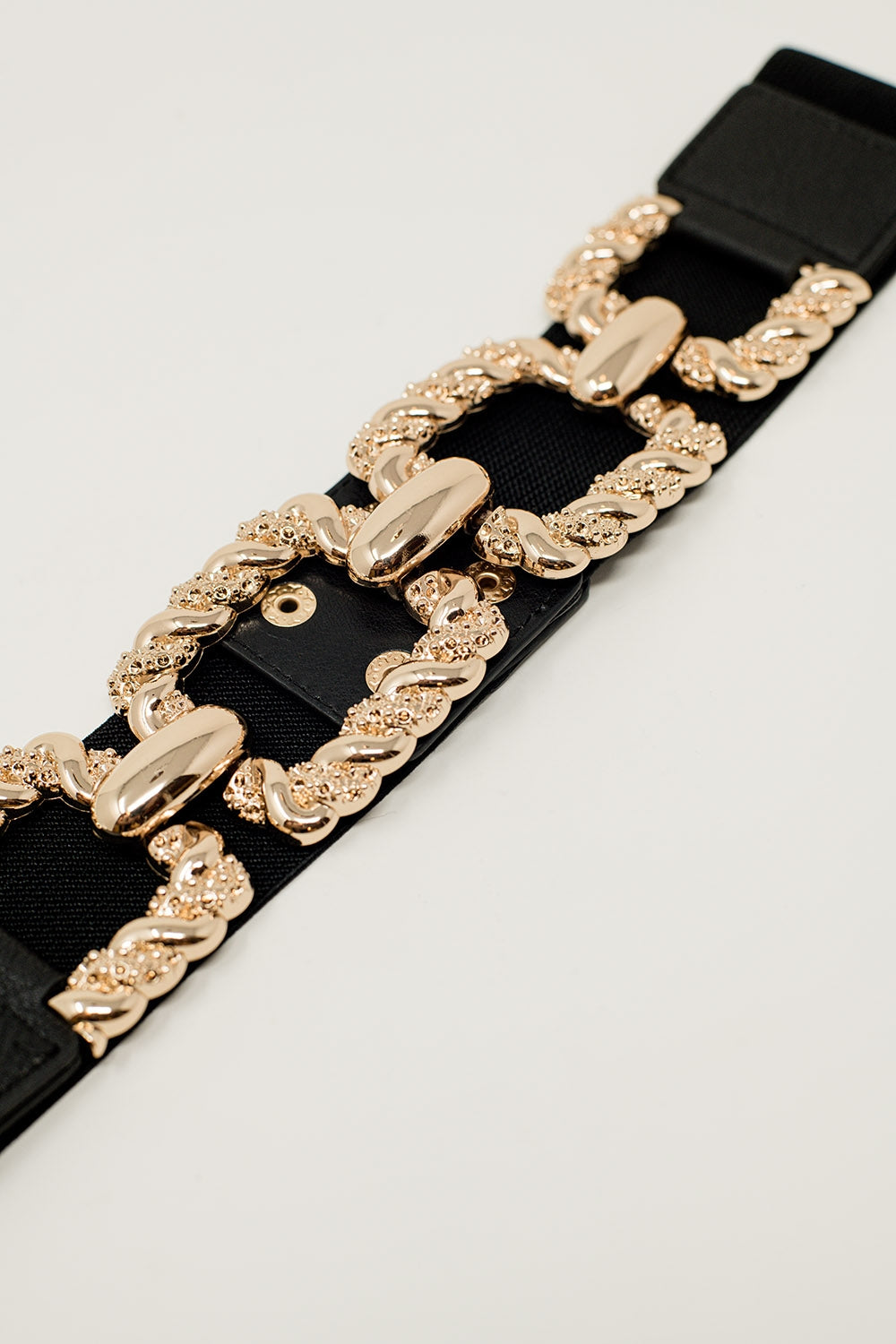 Cintura elasticizzata nera aderente con dettagli incrociati metallici intrecciati