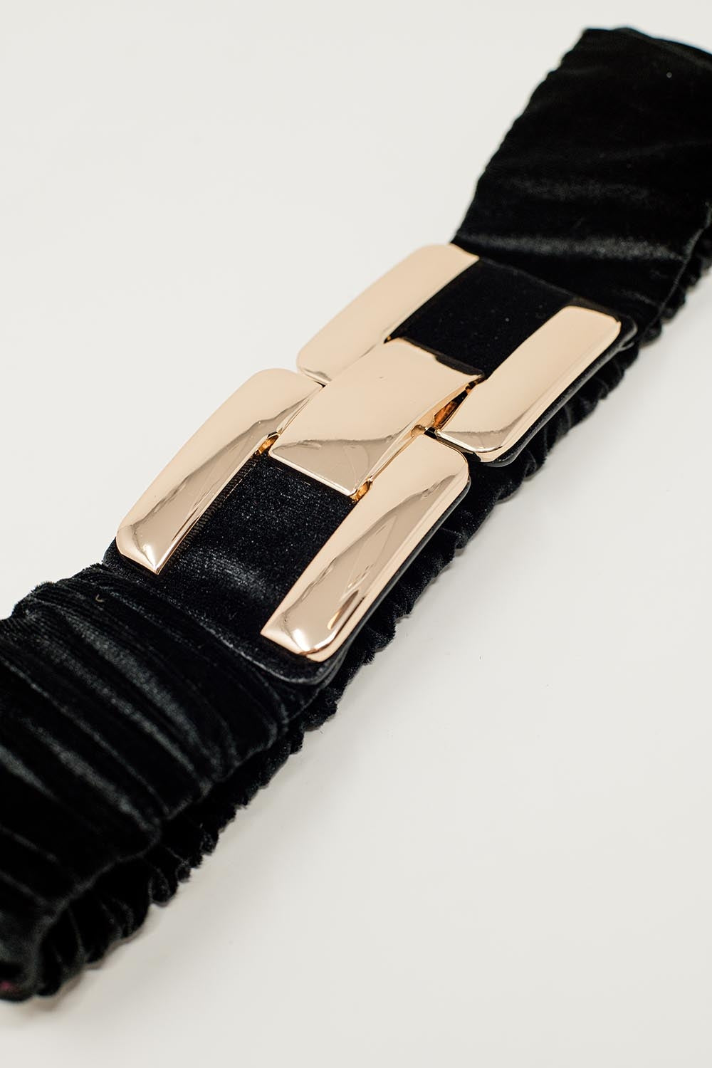 Cintura in velluto elasticizzato nero con chiusura metallica