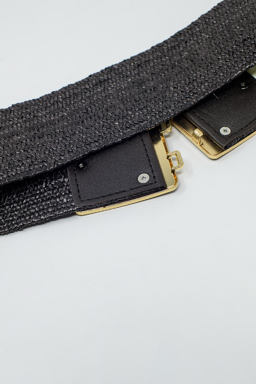 Cintura marrone intrecciata con fibbia quadrata con dettagli dorati
