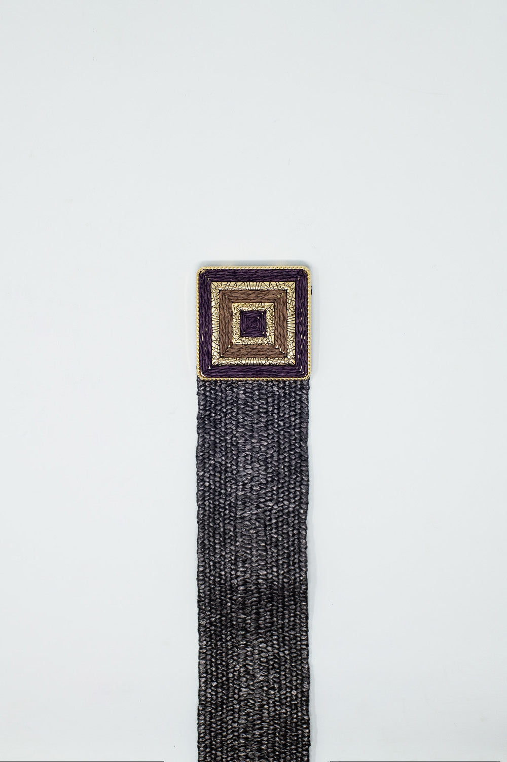 Cintura marrone intrecciata con fibbia quadrata con dettagli dorati