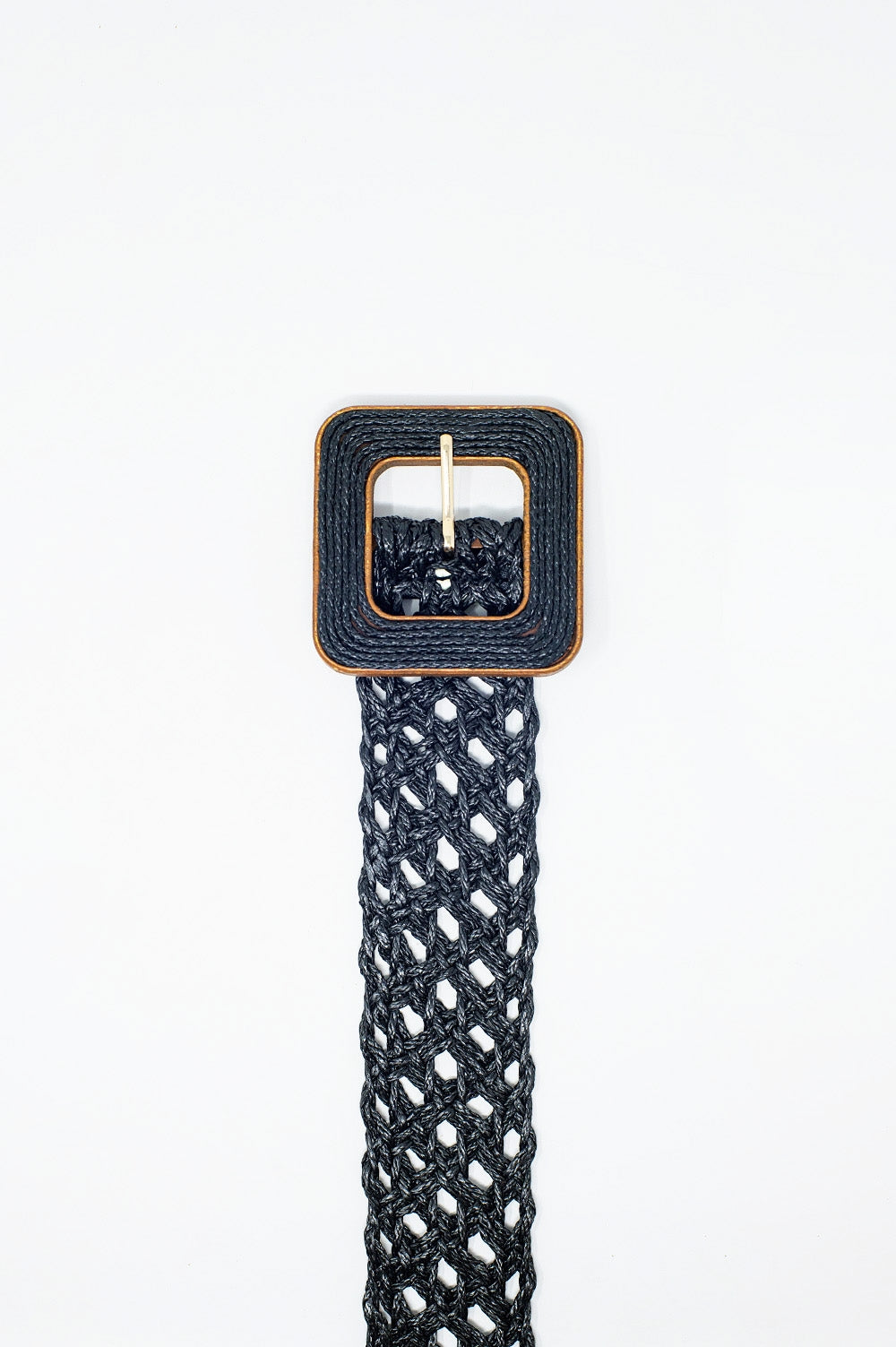 Cintura nera intrecciata con fibbia quadrata con bordo marrone
