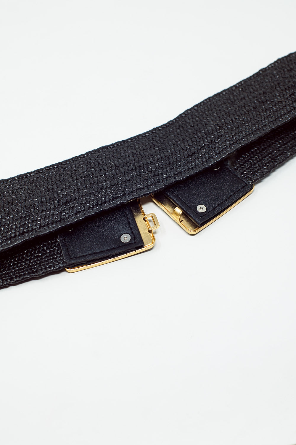 Cintura nera intrecciata con fibbia quadrata con dettagli bianchi e oro