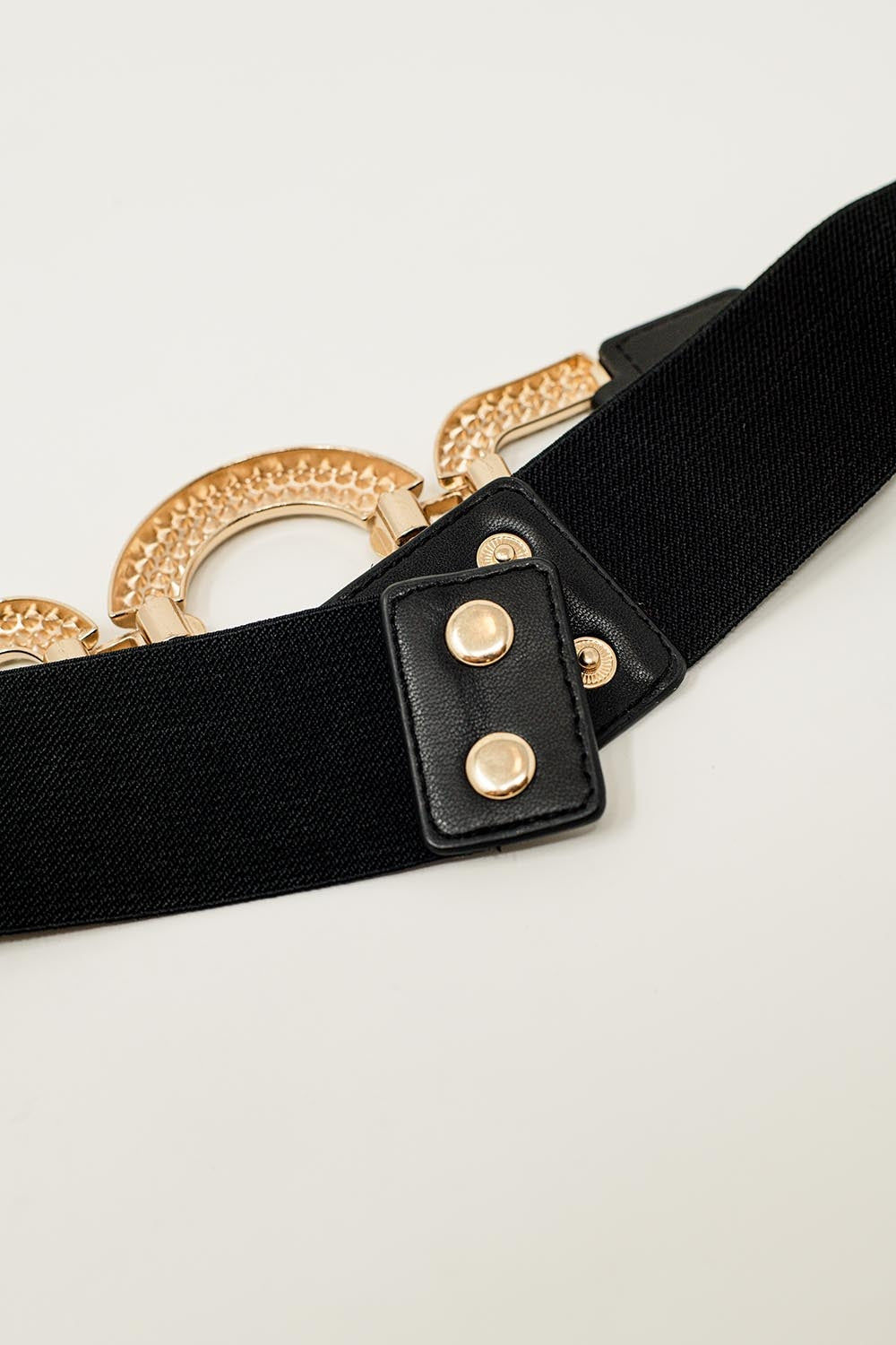 Cintura stretta elastica nera con strass incastonato in un cerchio.
