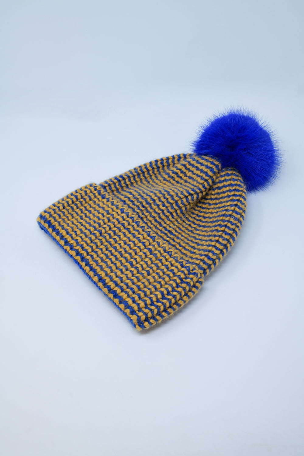 Cuffia a maglia con pompon in blu e giallo