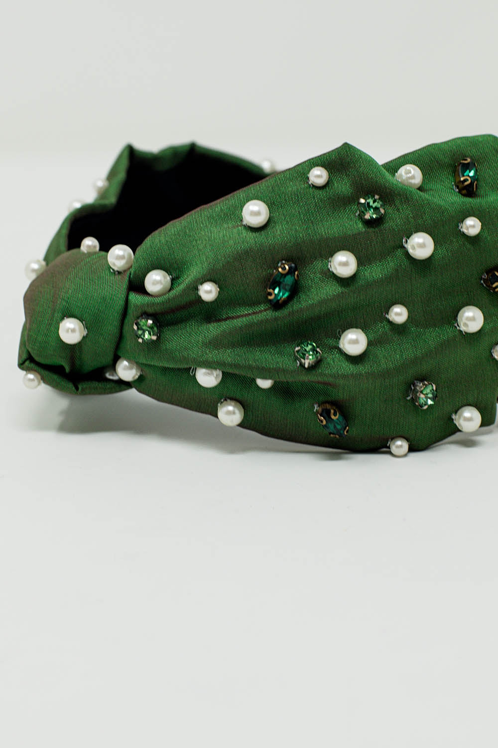Fascia con gioielli bianchi e verdi con un nodo al centro
